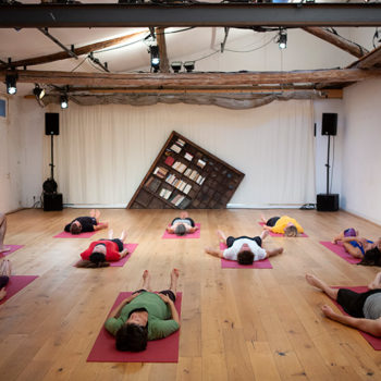 Le p'tit Denfert - éléves de Yoga allongés